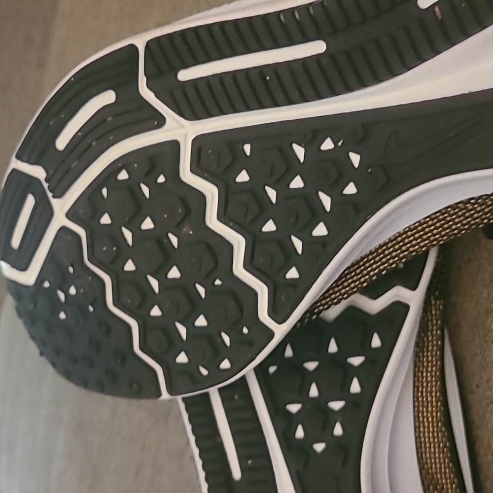 Nike - Picture 3 of 3